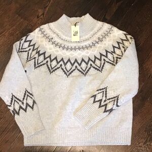 Max Studio Light/Dark Gray and White Patterned Sweater